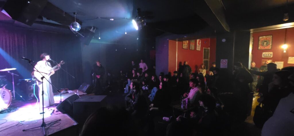 Il pubblico del club durante un'esibizione voce e chitarra