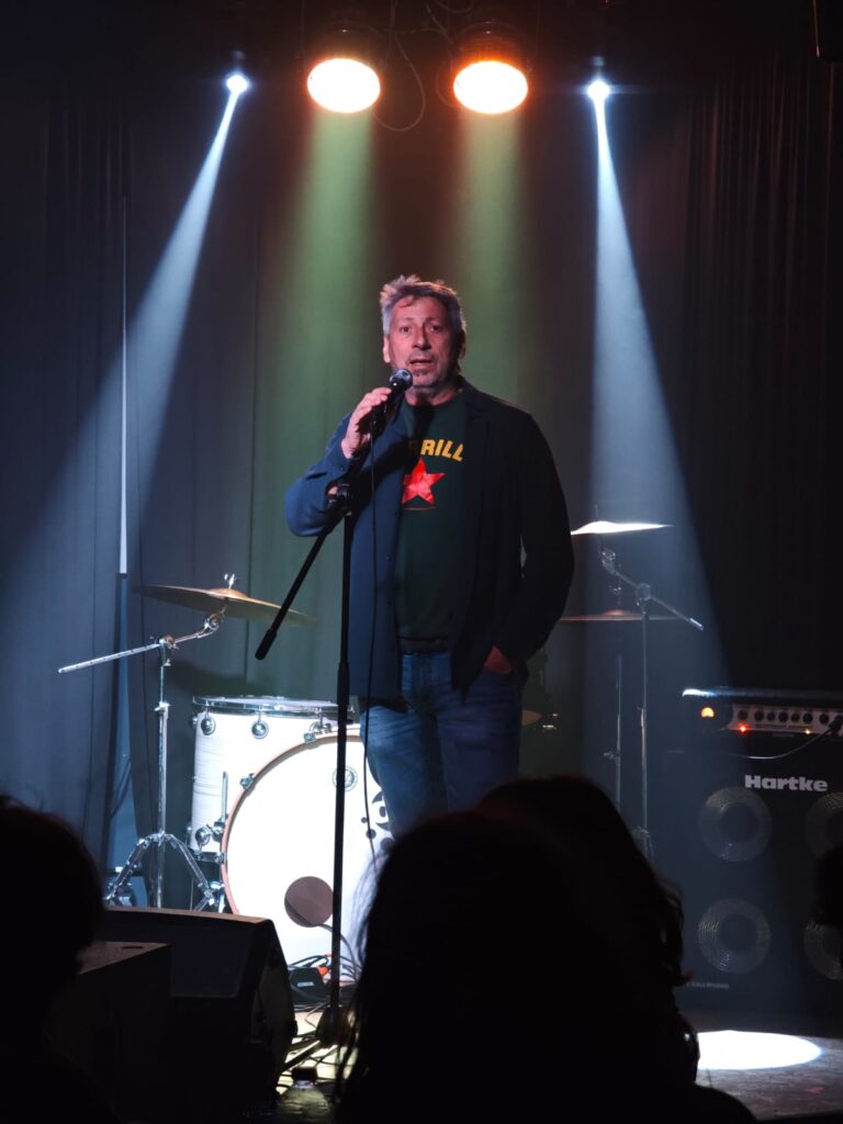 Presentatore al microfono sul palco